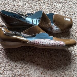 Un Tour de Ville olive greenFlats with Patterned Detail size 41